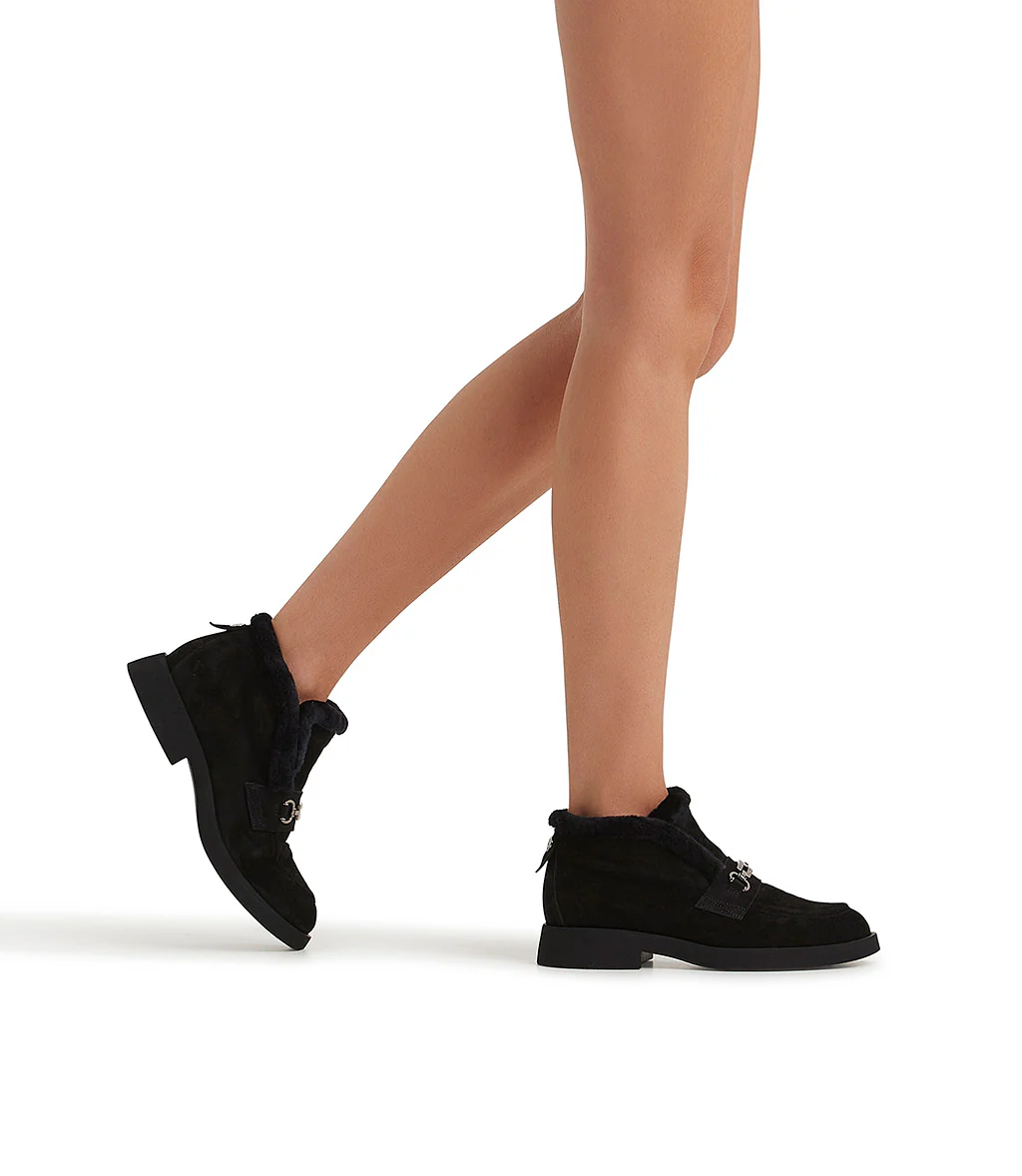 Mocassini in pelliccia nera con fibbia-logo - immagine 6