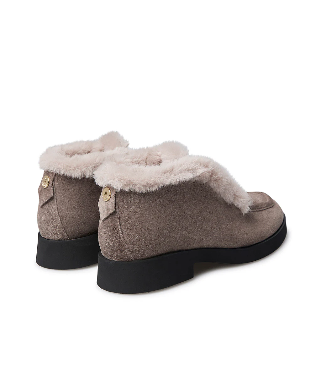 Mocassini in camoscio creta con eco pelliccia - immagine 4