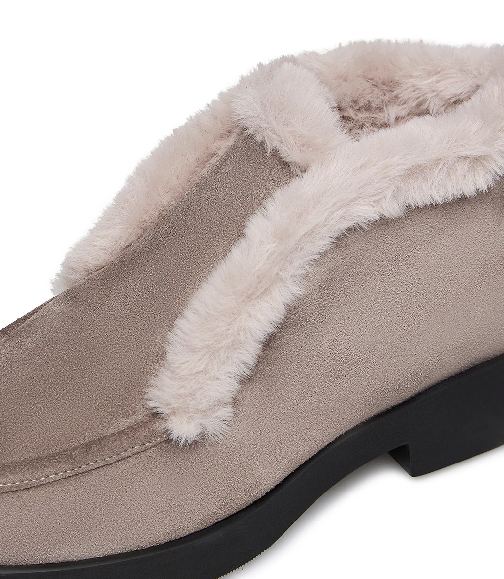 Mocassini in camoscio creta con eco pelliccia - immagine 5