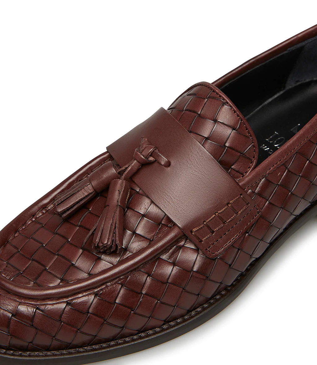 Loafer in vitello intrecciato marrone con nappine - immagine 5