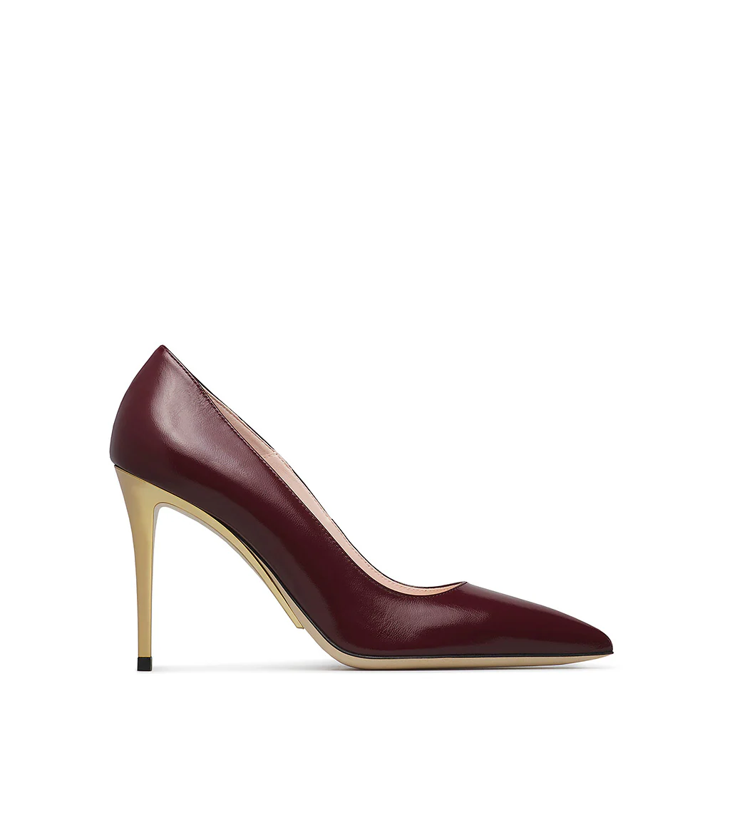 Décolleté in pelle lucida bordeaux con tacco scultura in metallo oro - immagine 2