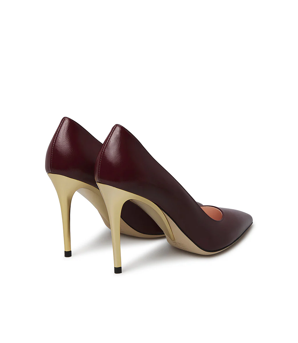 Décolleté in pelle lucida bordeaux con tacco scultura in metallo oro - immagine 4