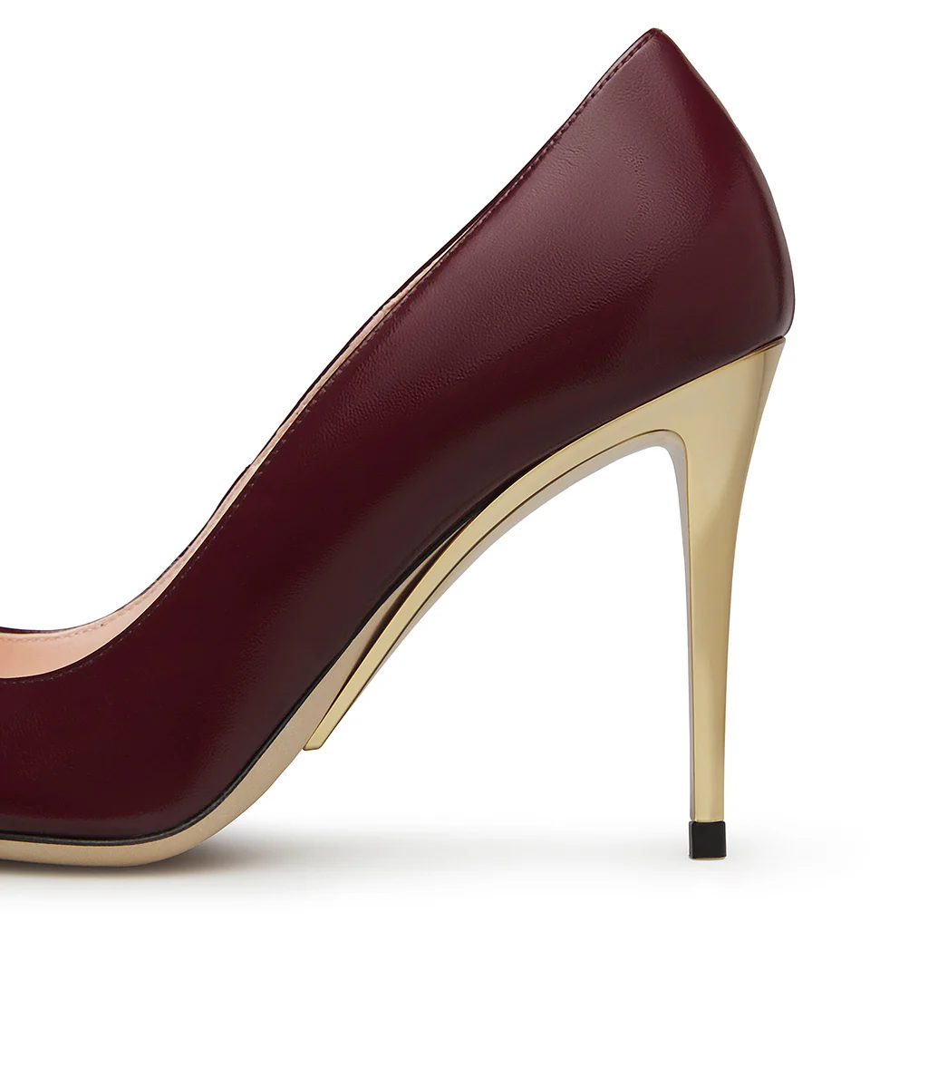 Décolleté in pelle lucida bordeaux con tacco scultura in metallo oro - immagine 5