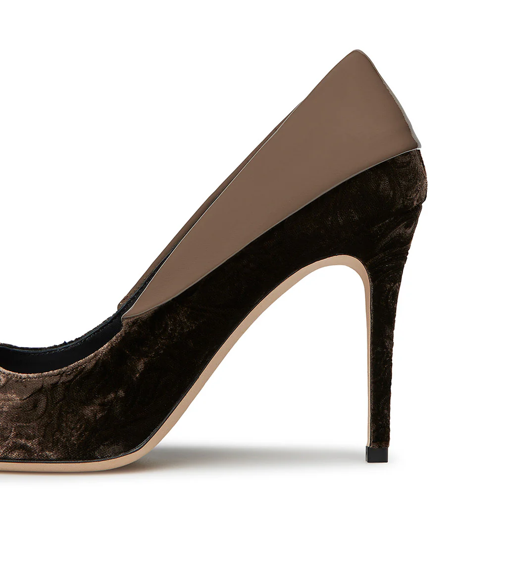 Décolléte in velluto e vernice castagna - immagine 5