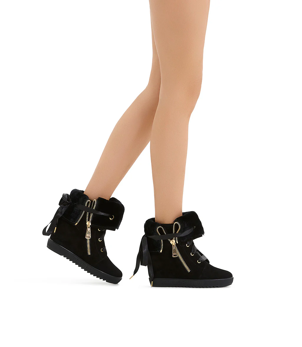 Sneaker in camoscio nero con zeppa interna - immagine 6