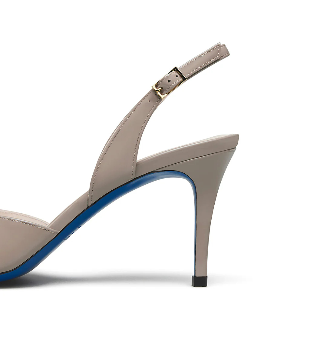 Sandalo in vernice mandorla - immagine 5