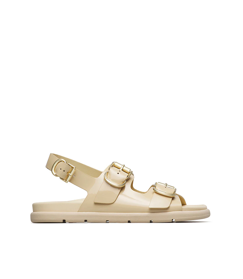 Sandalo flat in vernice color burro - immagine 2