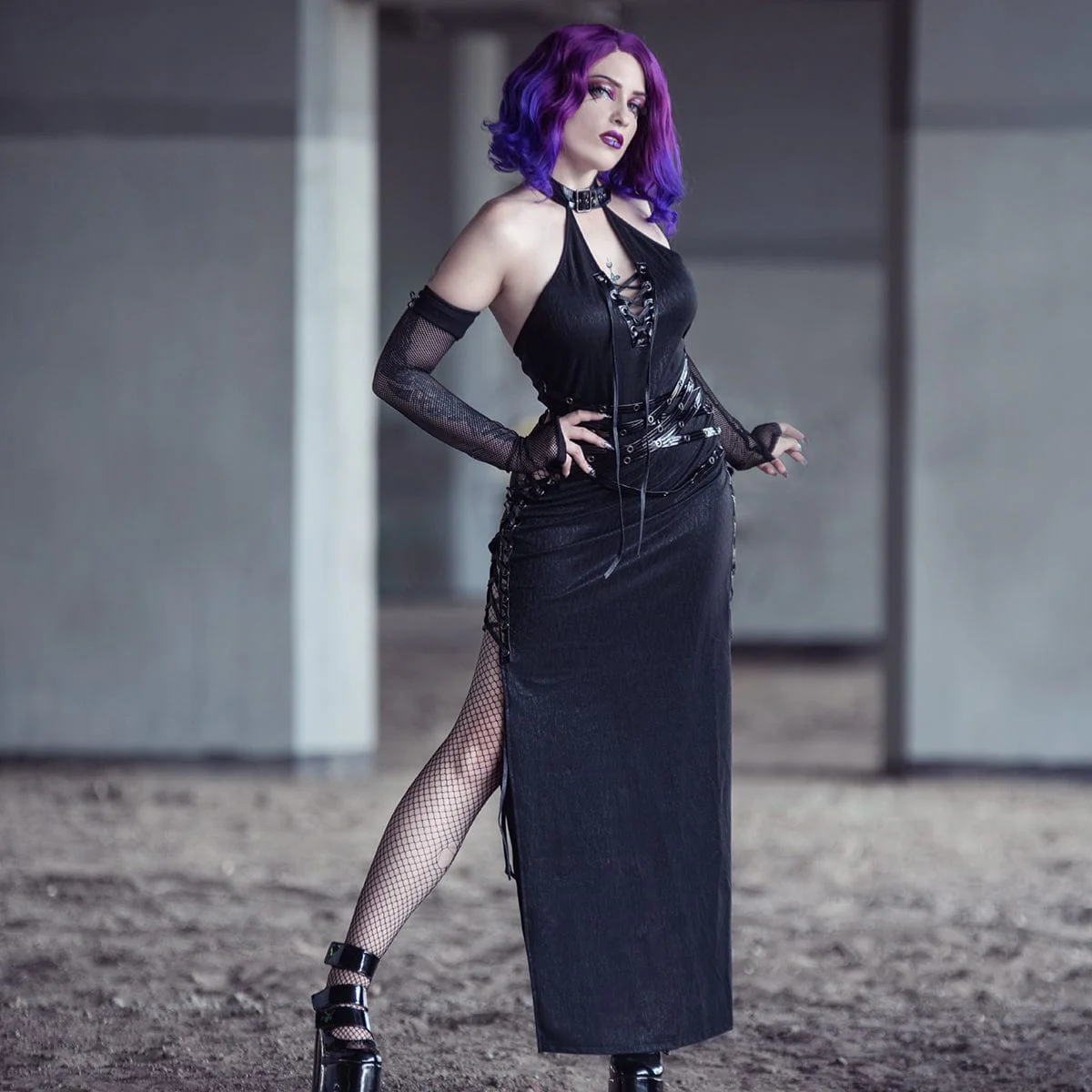 Abito da donna gotico con spalline laterali e spacco sul collo - immagine 2