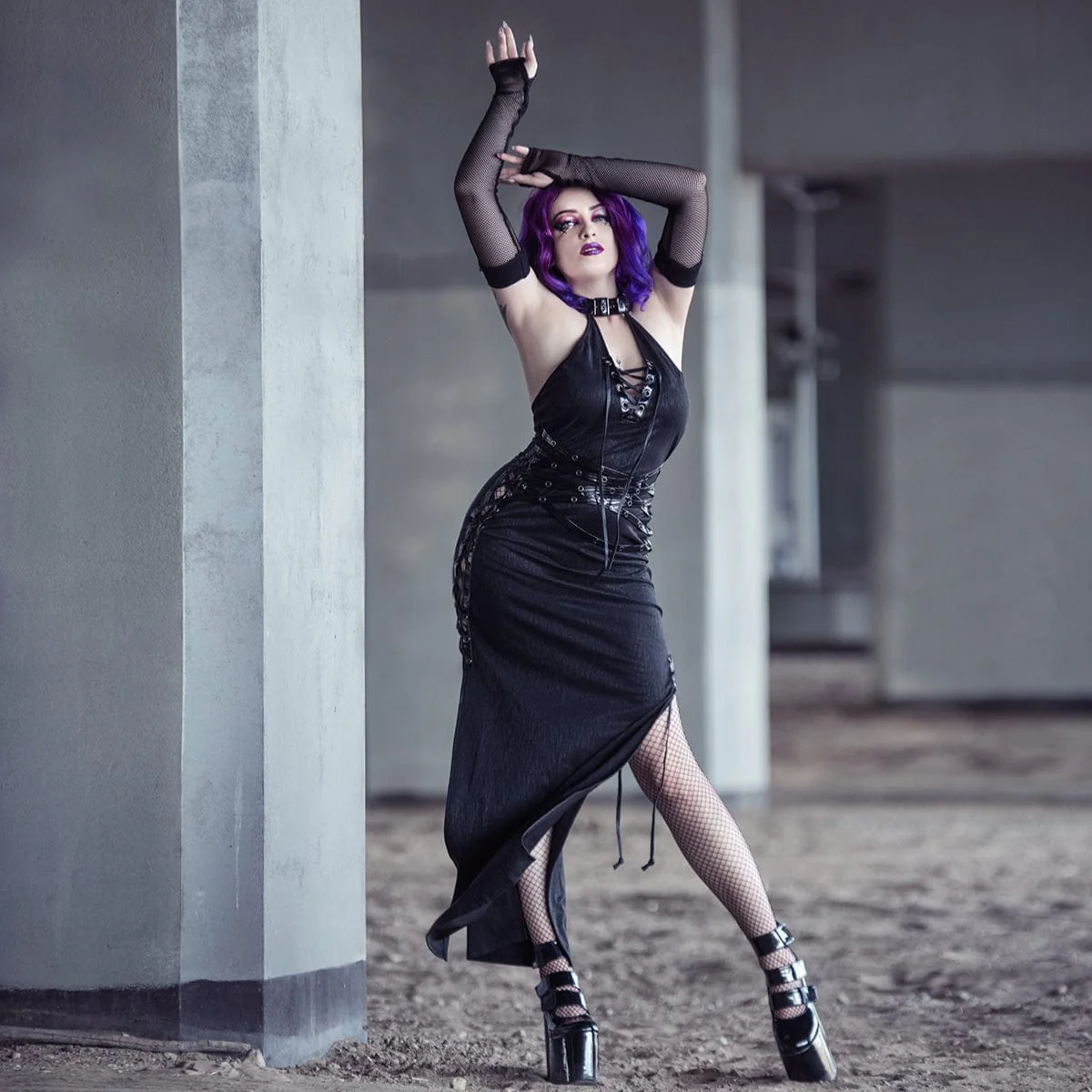 Abito da donna gotico con spalline laterali e spacco sul collo - immagine 4