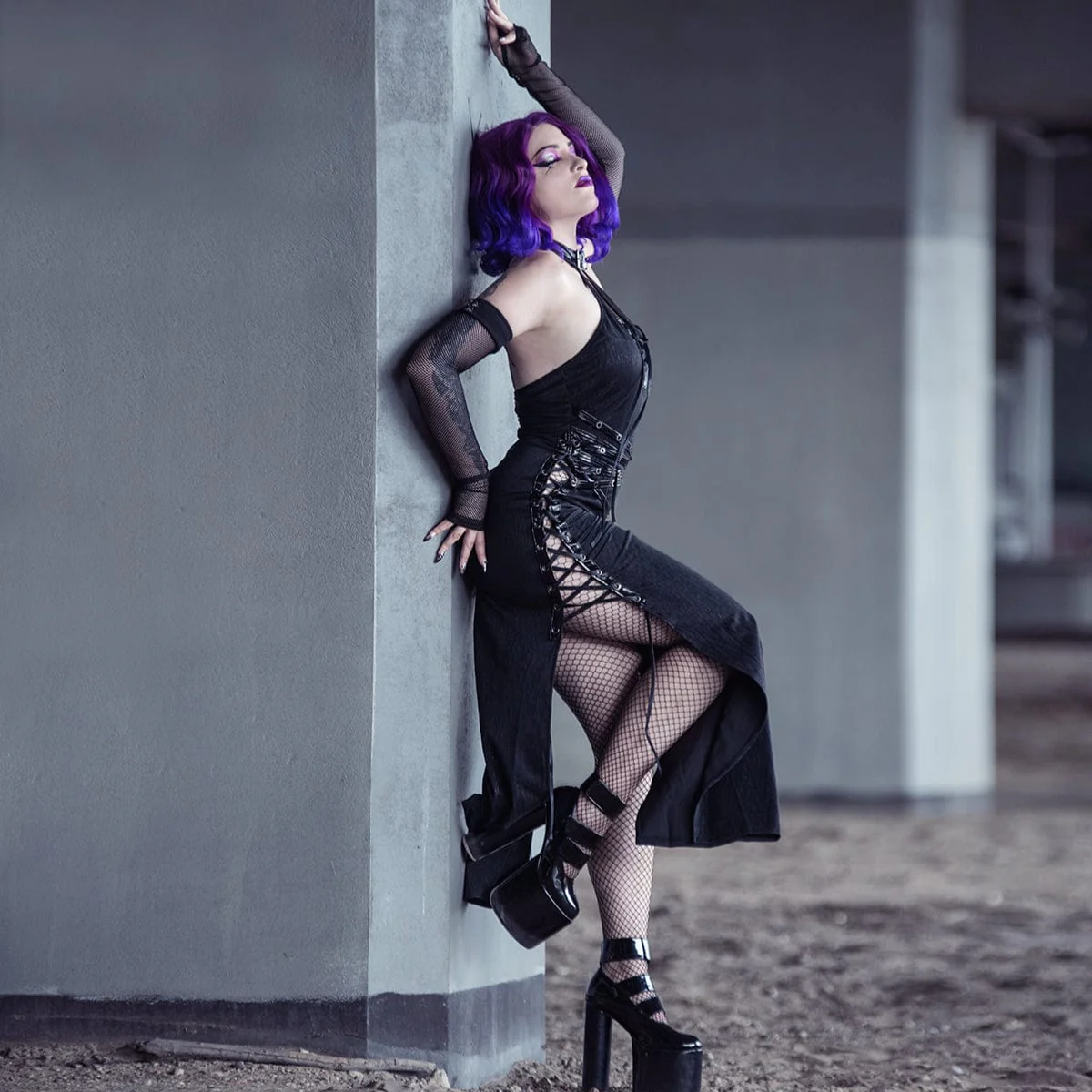 Abito da donna gotico con spalline laterali e spacco sul collo - immagine 5