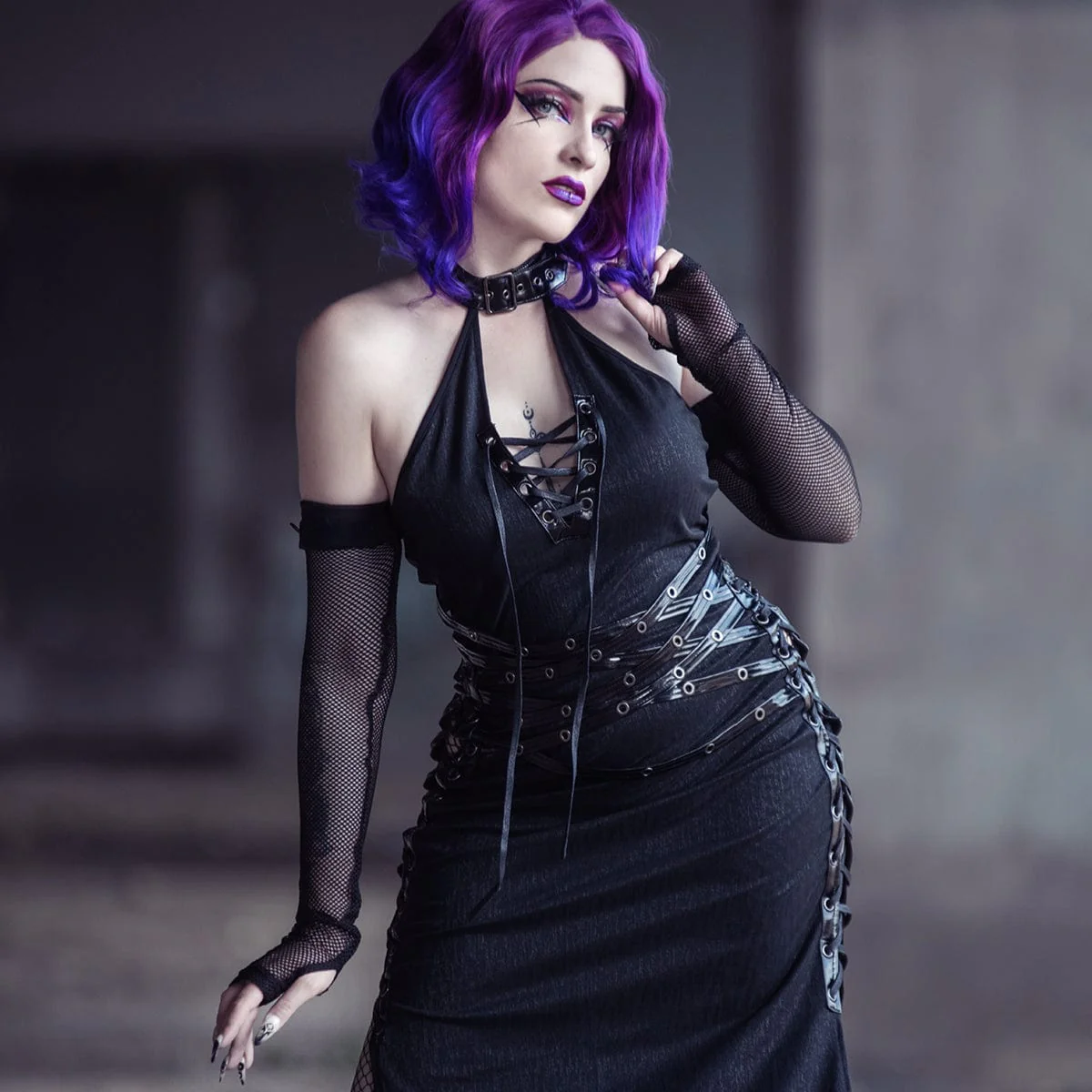 Abito da donna gotico con spalline laterali e spacco sul collo - immagine 6