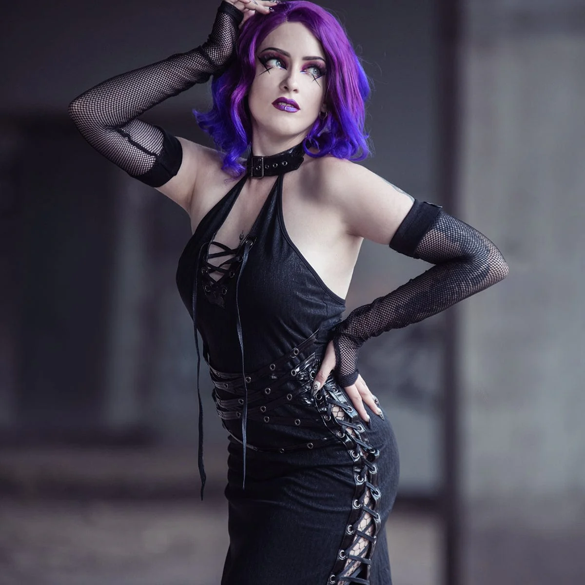 Abito da donna gotico con spalline laterali e spacco sul collo - immagine 7