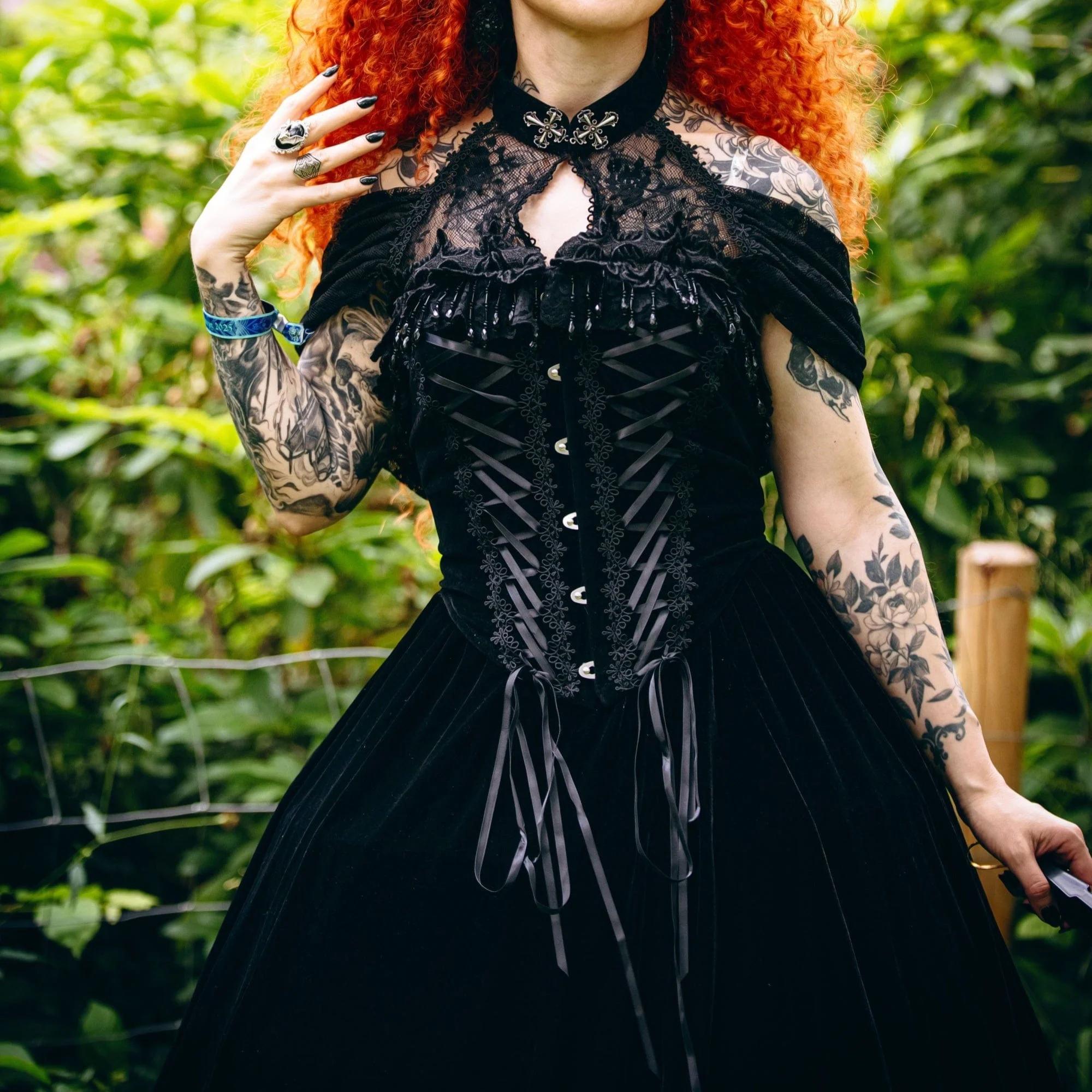 Abito da sposa in velluto con lacci e spalle scoperte in stile gotico da donna - immagine 9