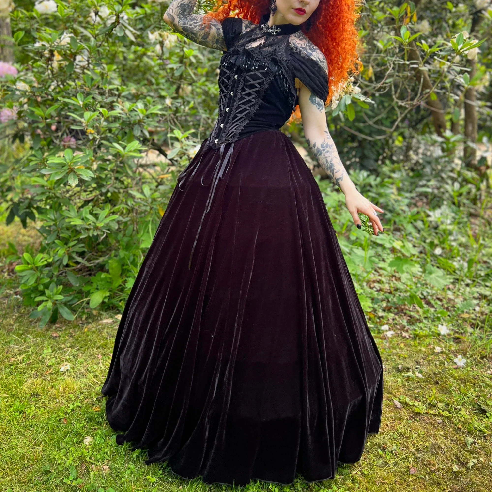 Abito da sposa in velluto con lacci e spalle scoperte in stile gotico da donna - immagine 8