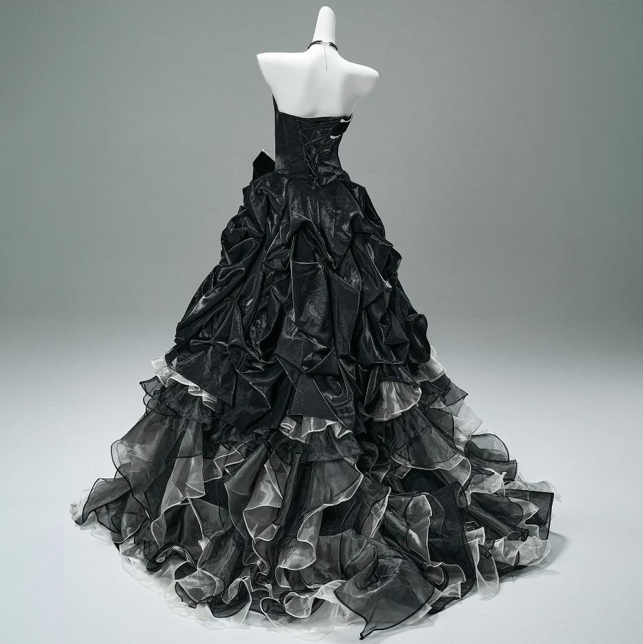 Abito da sposa senza spalline con scollo a V, in stile gotico, con fiocco in perle, su misura per donna - immagine 4