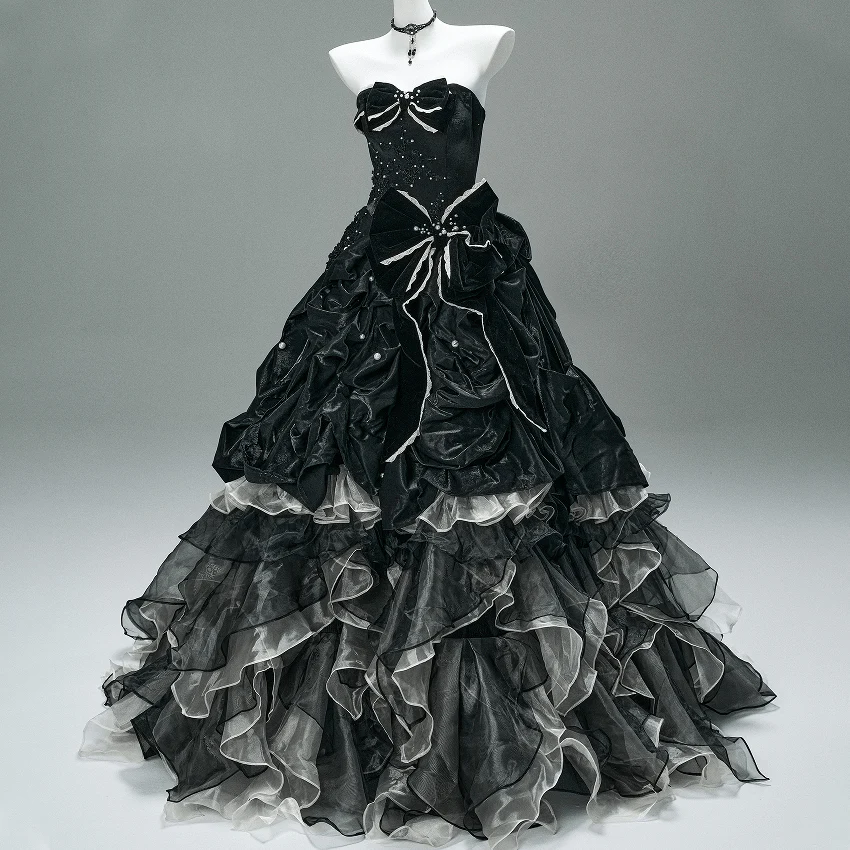 Abito da sposa senza spalline con scollo a V, in stile gotico, con fiocco in perle, su misura per donna - immagine 3