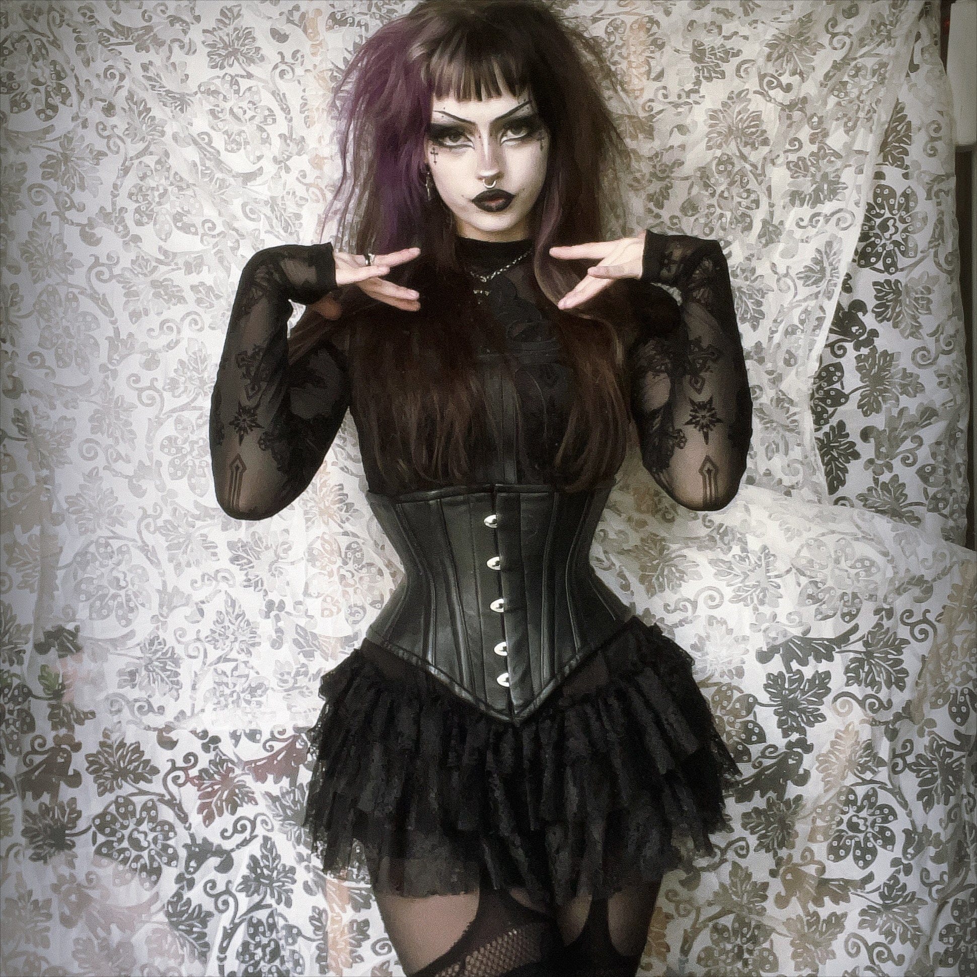 T-shirt da donna in rete floccata con croce gotica trasparente - immagine 4