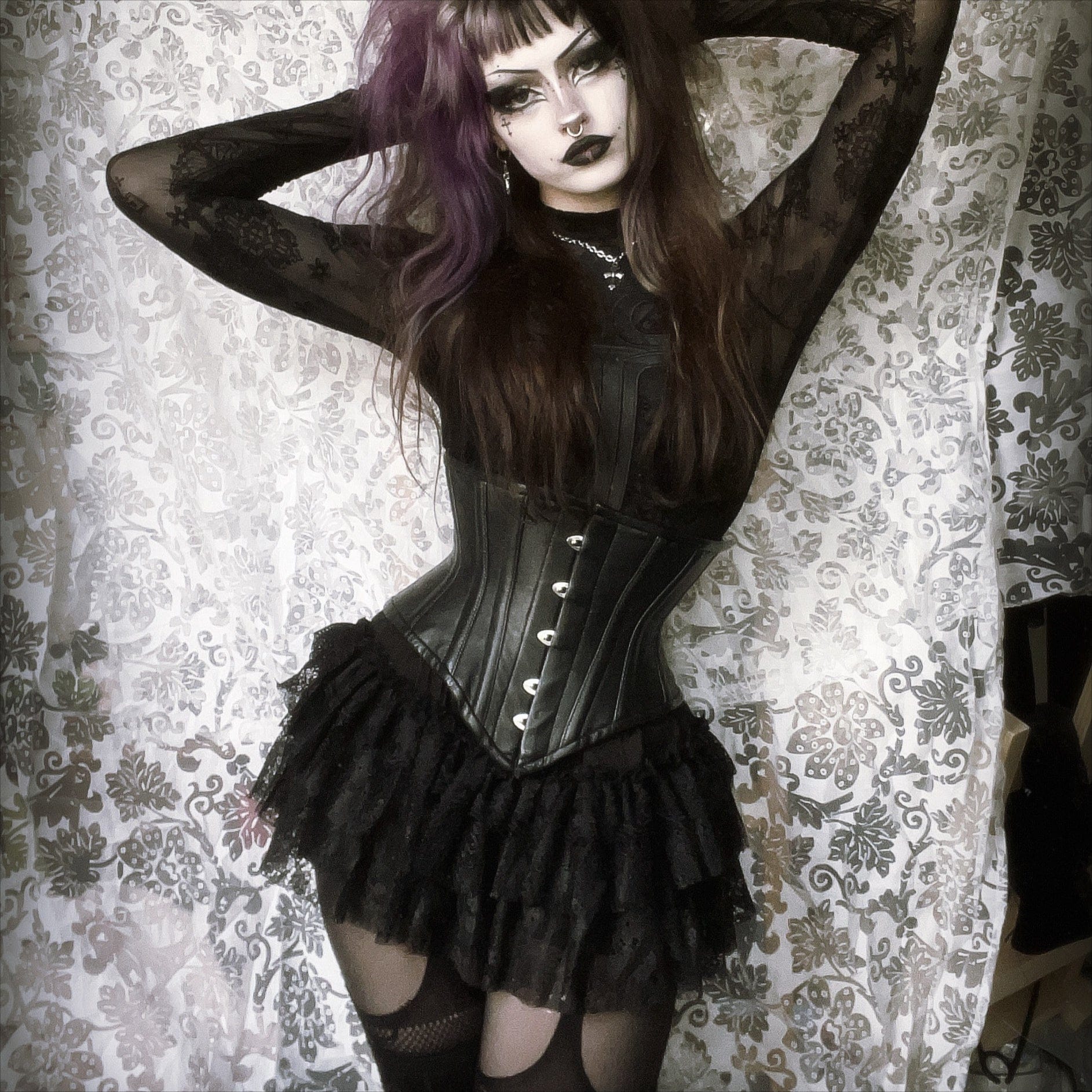 T-shirt da donna in rete floccata con croce gotica trasparente - immagine 2